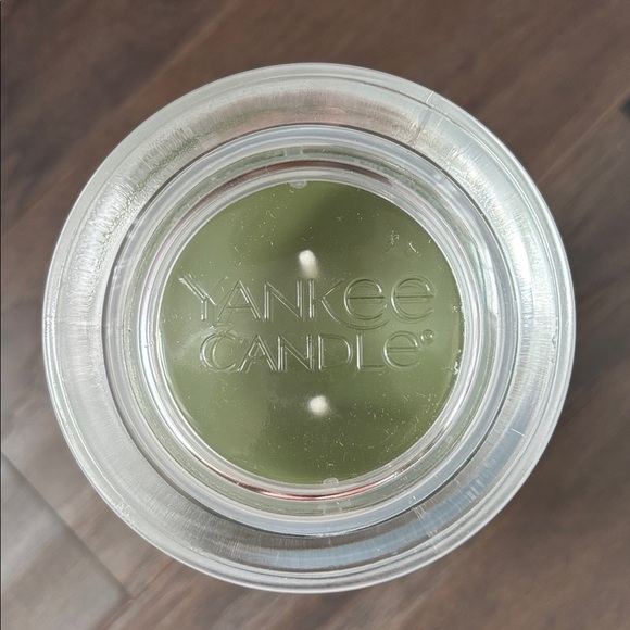 Yankee Candle Mistletoe,berries,pine boughs,holly,clove,2 wick,woody fragrance - Picture 3 of 7